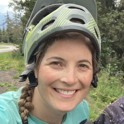 Iona Mcdonald avec un casque de VTT sur la tête