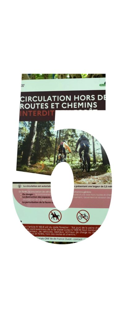 Panneau de l'Office National des Forêts spécifiant : "circulation hors des routes et chemins interdite en forêt" dans le numéro 5