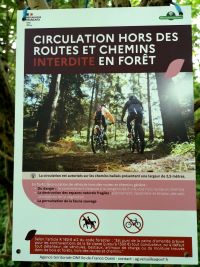 Panneau de l'Office National des Forêts spécifiant : "circulation hors des routes et chemins interdite en forêt"