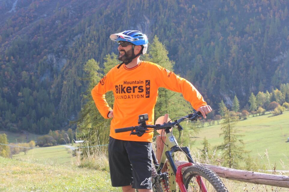 Homme dans la nature avec un maillot orange fluo. Ce type de haut permet d'être repéré de loin et de réduire les risques d'accidents ainsi que le nombre de morts.